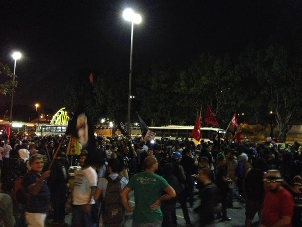 Manifestantes em frente à prefeitura (Foto: Henrique Coelho / G1)
