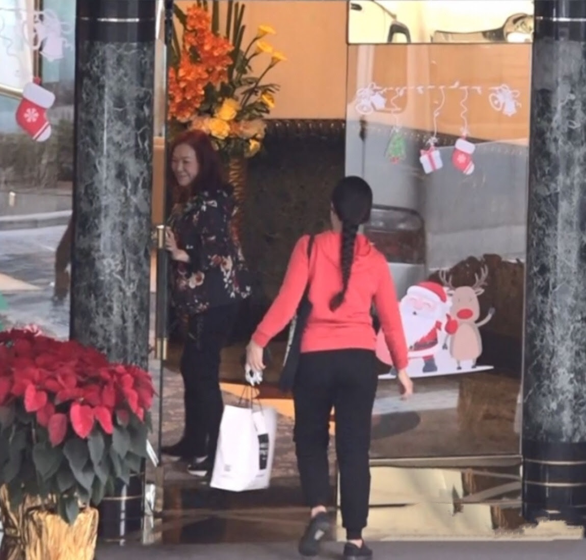 林峰妈妈现身香港疑似为儿子婚礼做准备 林妈妈见到未来儿媳笑不拢嘴 娱乐资讯 娱乐新闻网