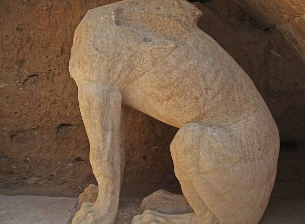 Η δεξιά Σφίγγα στην είσοδο του τάφου - Φωτό Eurokinissi 