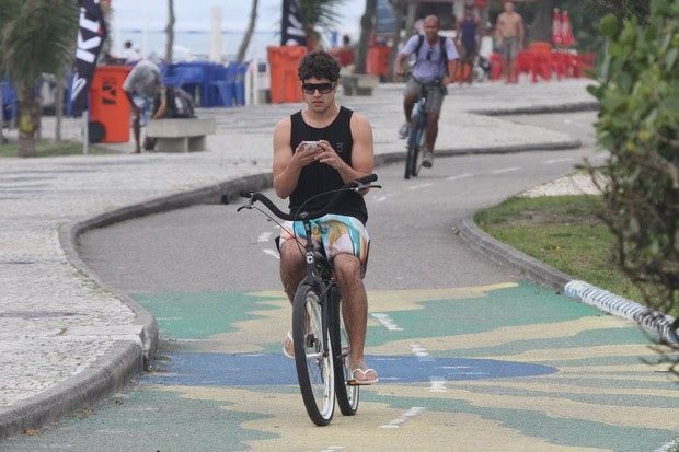 Caio Castro anda de bicicleta (Foto: Dilson Silva/Agnews)