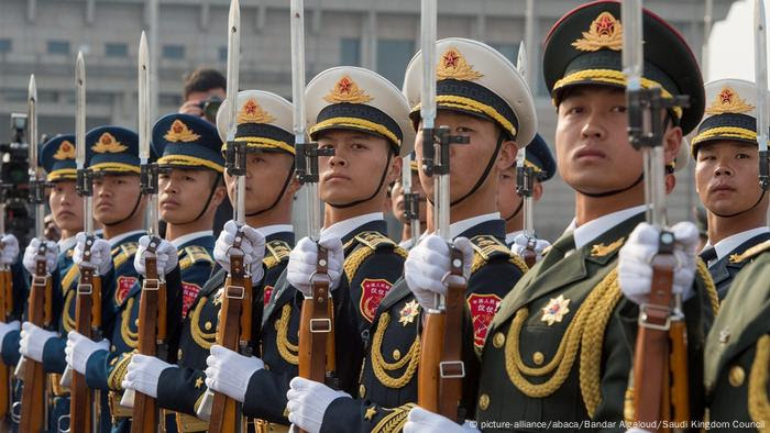 Chinese soldiers are seen as Saudi Arabia's King Salman bin Abdulaziz Al Saud (L) is being welcomed by Yang Jiechi (picture-alliance/abaca/Bandar Algaloud/Saudi Kingdom Council)