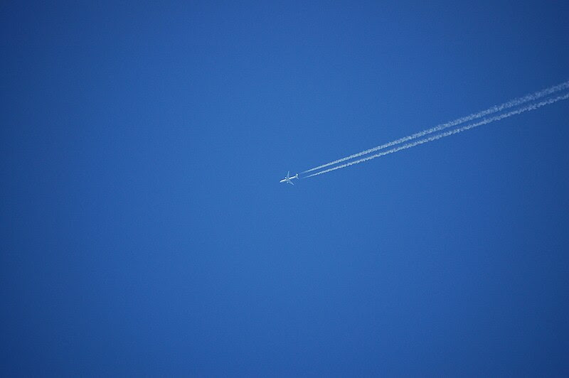 File:Ein Jet am blauen Himmel.JPG