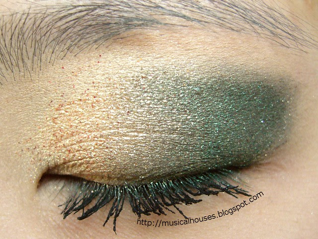 gold green christmas eye look 1
