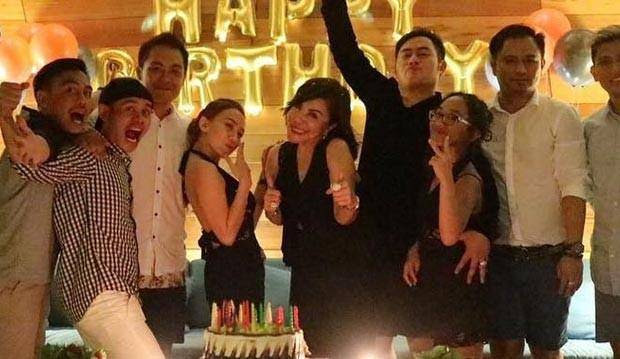 Foto: Nassar Ditemani Janda Tajir, Rayakan Hari Jadi http://ift.tt/20kt43r - Berita Terkini Nassar Terbaru Hari Ini -Diam-diam, Nassar rayakan ulang tahunnya dengan seorang wanita yang diduga kekasih barunya. Dalam sejumlah potret yang bocor ke dunia maya, Nassar dapatkan kejutan ulang tahun ke-28 dari wanita yang disebut-sebut merupakan janda kaya raya.