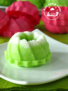 Puteri  Ayu (steamed mini pandan sponge cake)