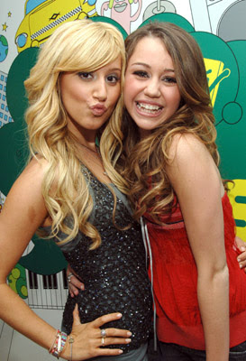http://www.blog-city.info/en/img3/3498_miley_with_ashleytisdale%5B1%5D.jpg