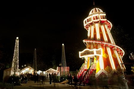 激写 イギリスのキャメロン元首相 クリスマス限定の遊園地で遊ぶ姿をキャッチ フロントロウ 海外セレブ 海外カルチャー情報を発信