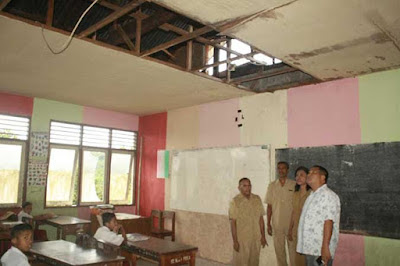 Ambon, Malukupost.com - Komisi II DPRD Kota Ambon, kembali menggelar inspeksi mendadak (sidak) di Sekolah yang bermasalah, setelah pekan lalu telah melakukan Sidak di Sekolah Dasar (SD) Negeri Latihan 1 dan 2 Air Salobar. Berdasarkan pantauan hari ini, Selasa (1/11/2016), Komisi II melakukan Sidak di beberapa sekolah pada Kecamatan Teluk Ambon dan Kecamatan Baguala. Komisi II dibagi menjadi 3 tim kecil di masing-masing kecamatan. yakni Tim satu pada kecamatan leitimur Selatan dan Sirimau I, Tim 2 Kecamatan Sirimau II dan Nusaniwe, dan Tim 3 pada Kecamatan Teluk Ambon dan Kecamatan Baguala. Tim 3 Komisi II yang dikoordinir M. Tamaela mengatakan Untuk Kecamatan Teluk Ambon dan Baguala, ada empat Sekolah yang memiliki tingkat persoalan yang tinggi yakni, Sekolah Dasar (SD) Negeri 2 dan 4 Hative Besar, SD N 1, 2 dan 3 Poka, SD N 3 Tawiri dan SD Inpres Rumah Tiga. "Sesuai dengan tugas komisi, kami melakukan kunjungan lapangan pada beberapa sekolah khususnya di kecamatan Teluk Ambon dan Baguala, dan dalam kunjungan tersebut banyak persoalan yang menjadi Keluhan sesungguhnya dari Kepala Sekolah (Kepsek) terkait dengan infrastruktur di lingkungan sekolah," ungkapnya.