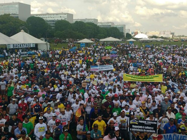 Manifestantes pró-vaquejada reunidos no gramado da Esplanada dos Ministérios, em Brasília, nesta terça-feira (25) (Foto: Elielton Lopes/G1)