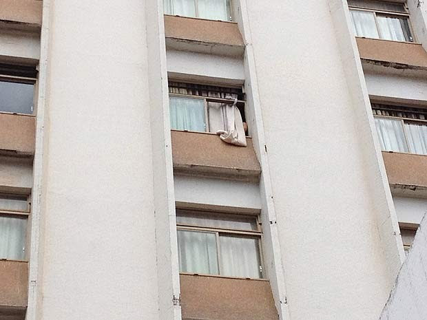 Cortina para fora de quarto de hotel ond emédico cubano foi achado morto nesta segunda (31) em Brasília (Foto: Lucas Salomão/G1)
