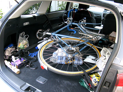 自転車を車に積む 自転車を屋根に載せて運ぶ方法もありますが 私はやりません 理由は 自転車がホコリにさらされますし 高速道路では空気抵抗がすごく大きくなります また 雨が降ってきたら自転車が濡れるだけでなく 自転車のオイルが車に