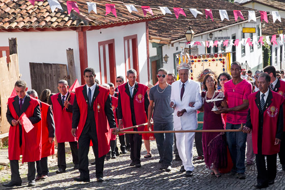 O Imperador João Geraldo Costa Pina e sua esposa Inácia seguem em procissão até a igreja Matriz de Pirenópolis (Foto: Haroldo Castro/Época)
