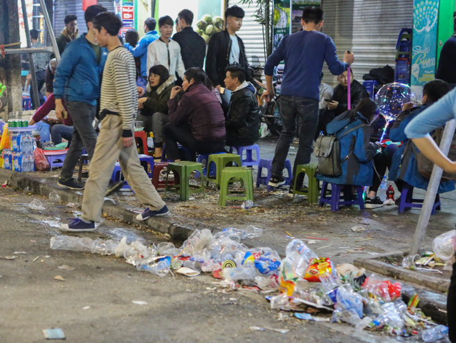 Hà Nội: Phố đi bộ ngập trong rác sau lễ hội chào năm mới - 9