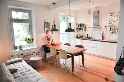 tolle kueche mit essbereich balkonzugang holzboden und