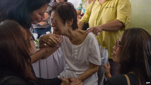File photo: Chew Lai Choo, (C) mother in-law of Malaysia Airlines pilot, Eugene Choo, one of the Malaysians killed in the the July 17 MH17 disaster, cries during a wake service at Eugene's residence in Seremban, some 75 kilometers from Kuala Lumpur, 2 September 2014