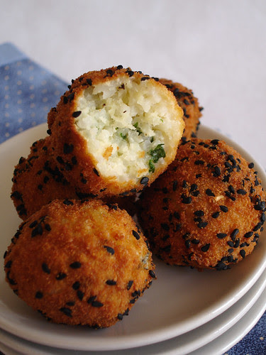 Rice fritters with nigella seeds