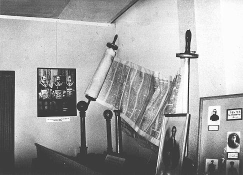 A display, entitled "British Freemasonry," at an antisemitic and anti-Masonic exhibition in Berlin: the juxtaposition of a Torah scroll and a picture of King Edward bearing Masonic regalia. Berlin, Germany, March 7, 1941.
