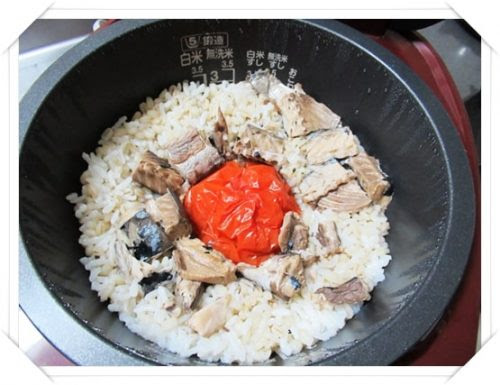 サバ缶とトマトの炊き込みご飯 梅ズバレシピ作ってみた ツナ缶より売れてるスーパーフード アラフォー夫婦 簡単 家ごはん日和