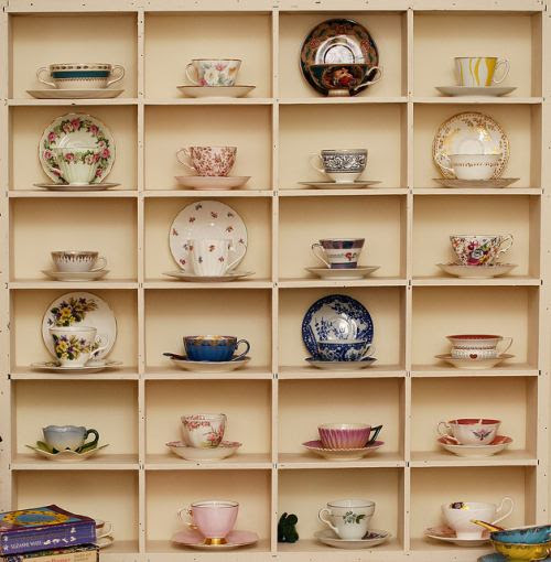 Colección de tazas antiguas, cuidadosamente expuestas. Foto: http://decoracion.in