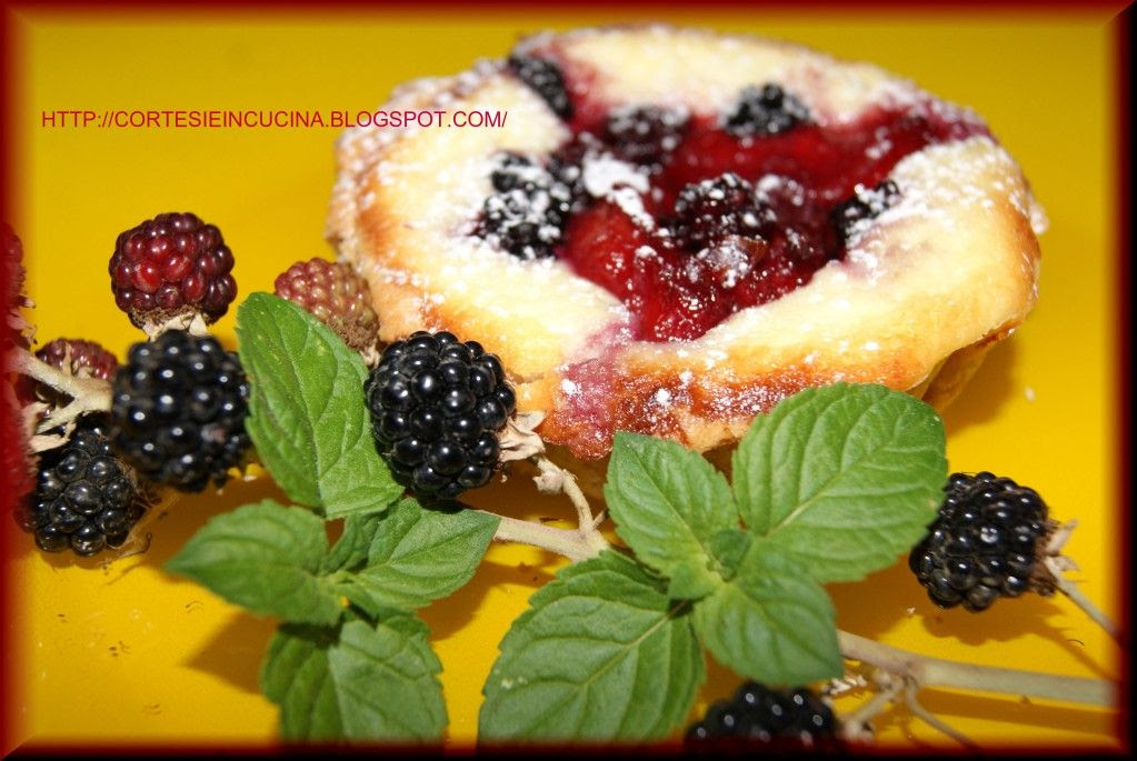 Crostatine con more