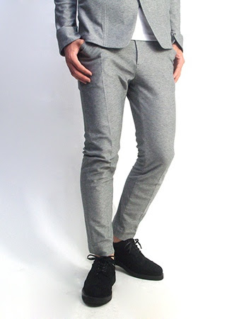 グレーパンツでお洒落に上品コーディネート 合わせやすいメンズ灰色パンツ