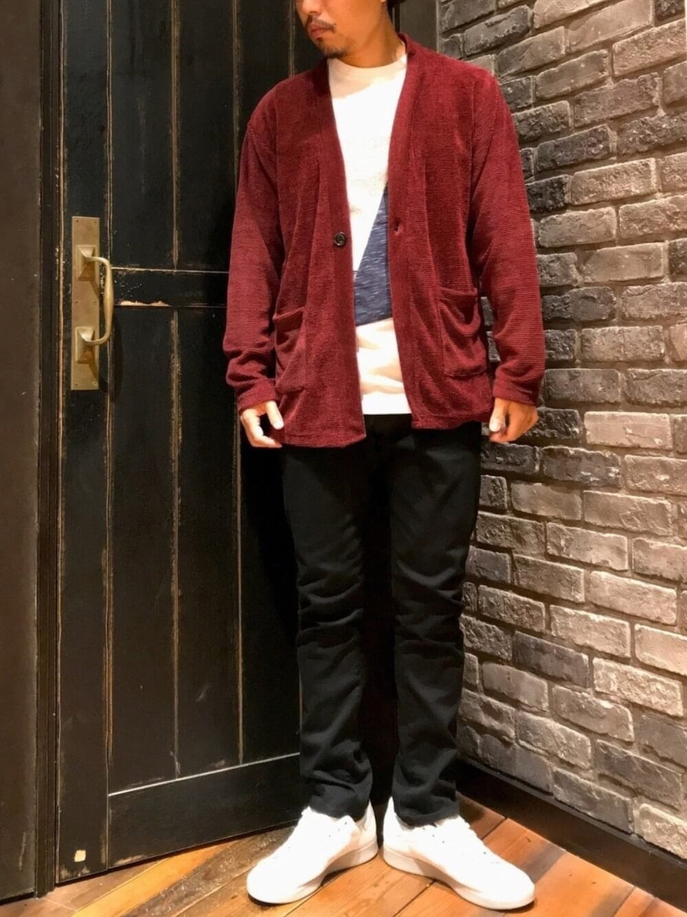 カーディガン 赤 のメンズの着こなし 人気の赤のカーディガンを紹介