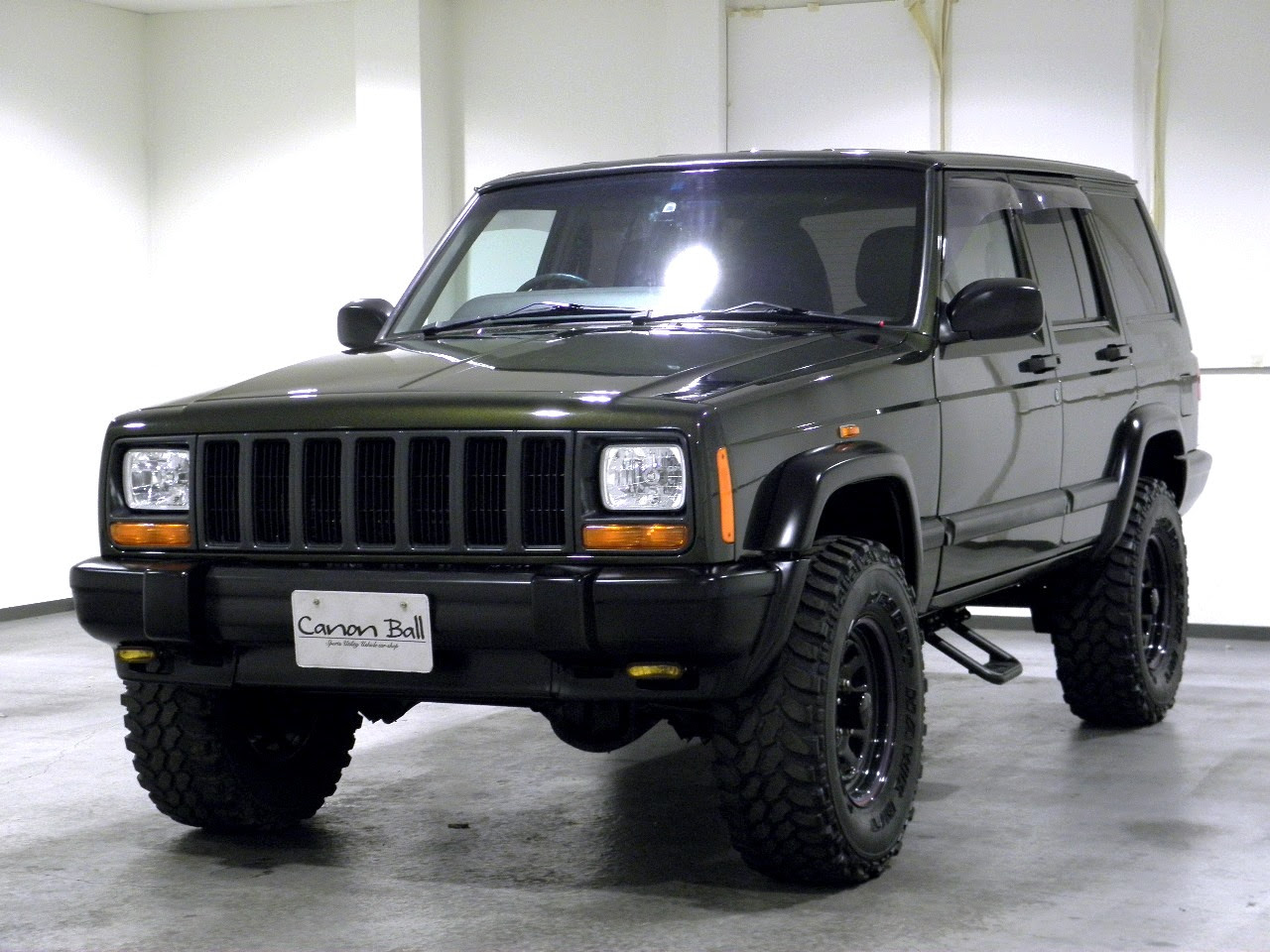 ジープ チェロキー 中古車詳細 Jeep ジープ中古専門店 キャノンボール 埼玉 16号線沿い スポーツ ブラックデイトナ リフトｕｐカスタムｖｅｒ ビルトインｈｄｄナビ一体機 １ナンバー登録車