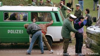Deutschland Drogenrazzia in der Frankfurter Taunusanlage (1992) (picture-alliance/dpa/F. Kleefeldt)