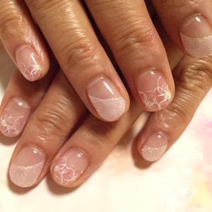 斜めフレンチ ショートネイル 短い爪 にもピッタリ ネイルデザイン27選の紹介です Nailmoco