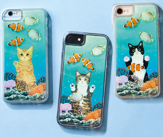 液体の中でお魚がゆらゆら動く 水槽をのぞく猫のリキッドスマホケース 完成 フェリシモ猫部