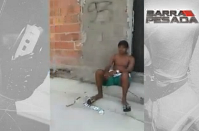 O jovem – que aparece de bermuda, boné e sem camisa – é atingido por sem chance de defesa (FOTO: Reprodução TV Jangadeiro)