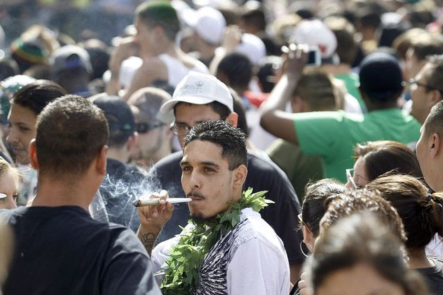 Un fumeur de marijuana dans le Colorado.
