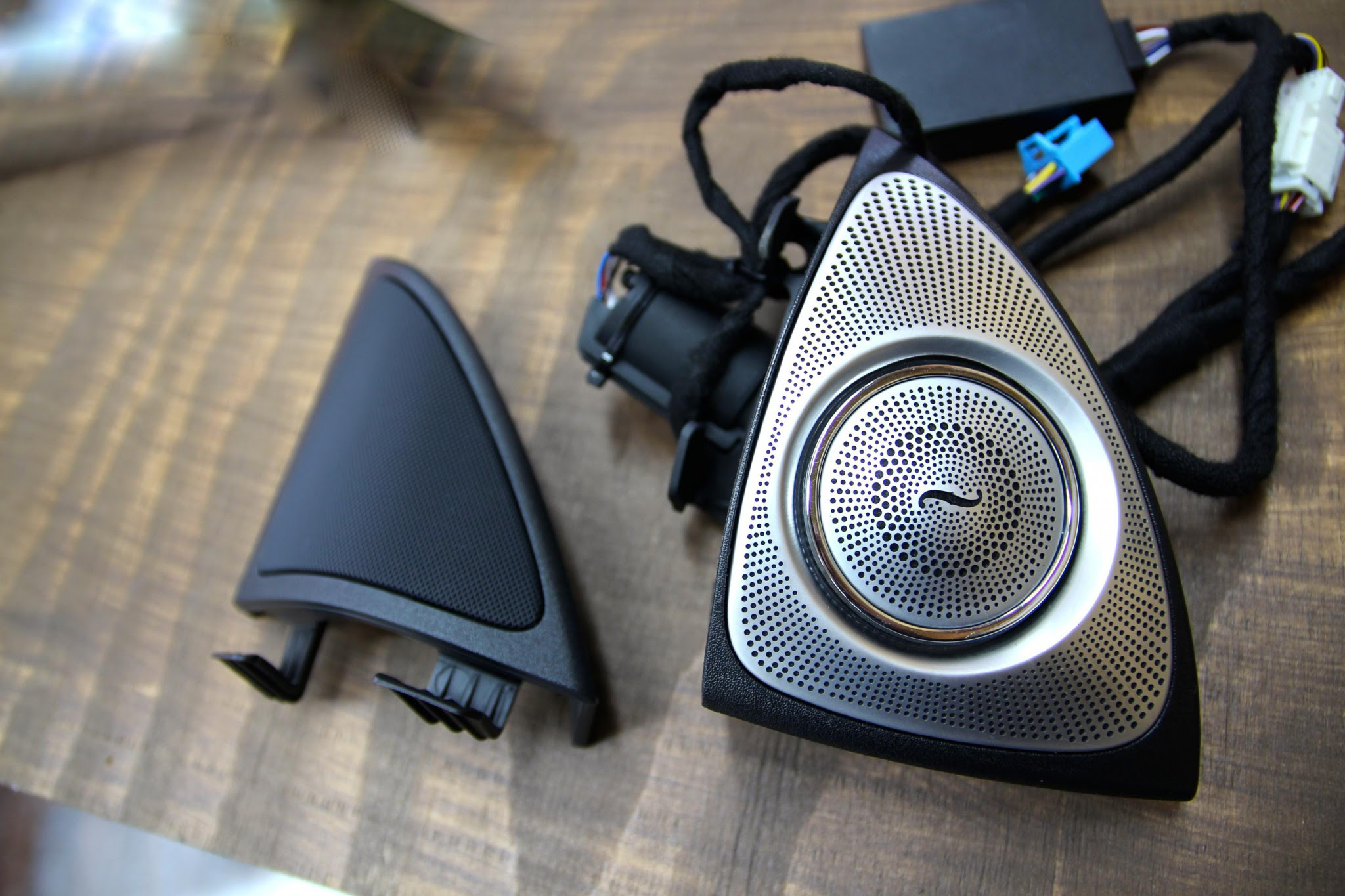 ベンツ純正burmesterサウンド ハイエンド3dサラウンドシステムの音質向上の方法 スピーカー交換 電動ロータリー3dハイエンドツイーターの取り付け Hot Wired ホットワイヤード オフィシャルブログ Nagoya 052 Motoring