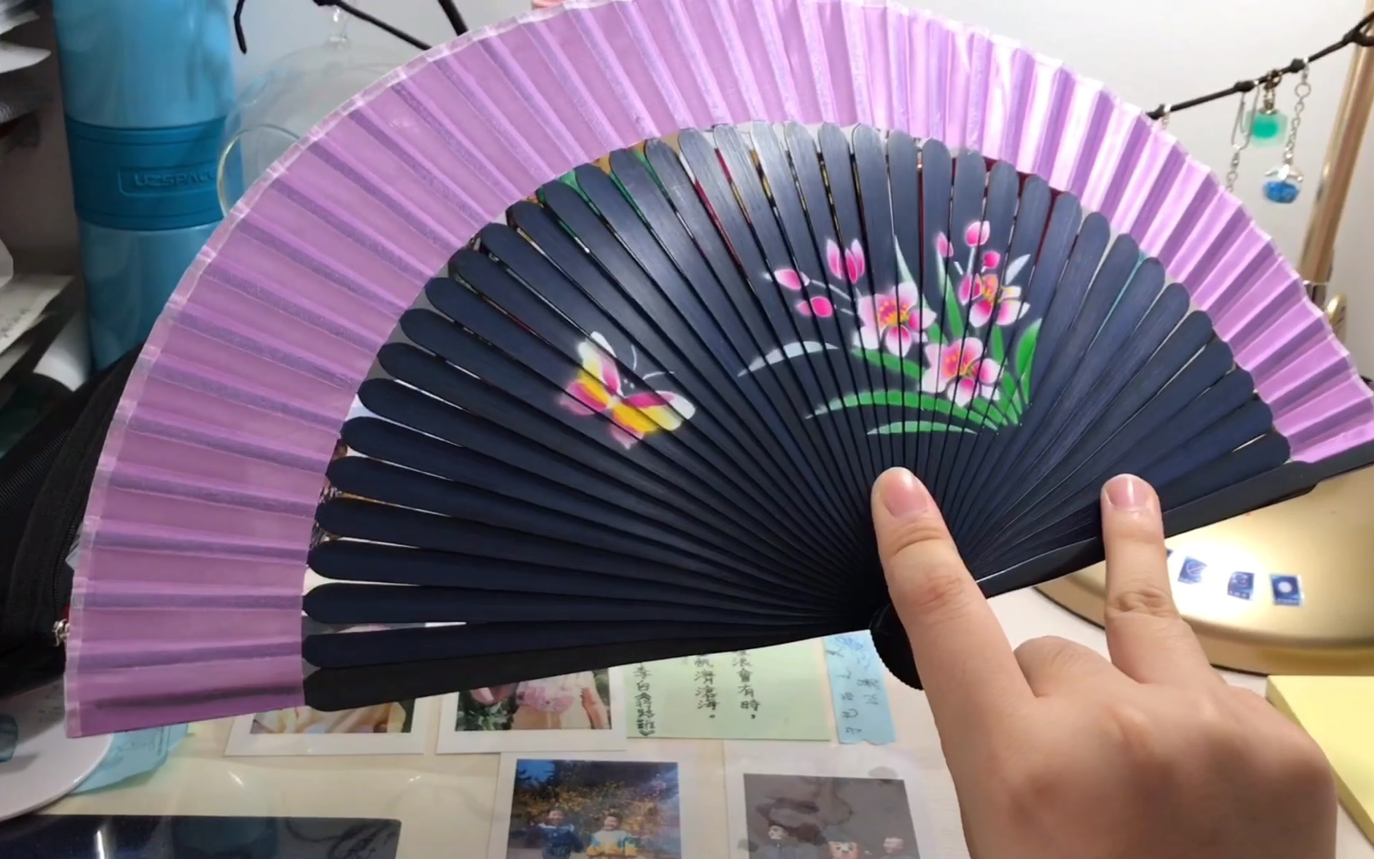 花式转扇子 万图壁纸网