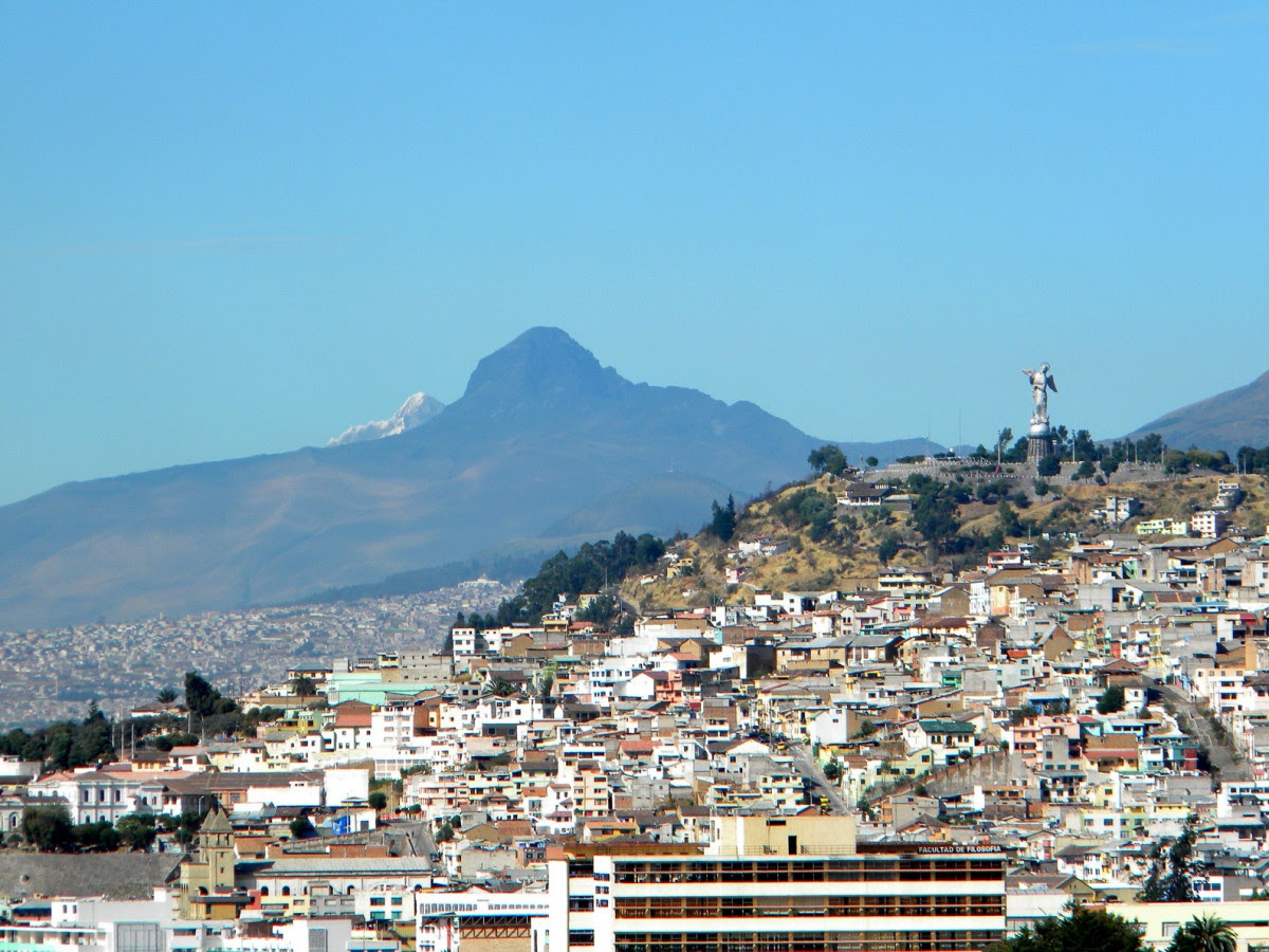Un Paseo Por La Avenida De Los Volcanes En Quito