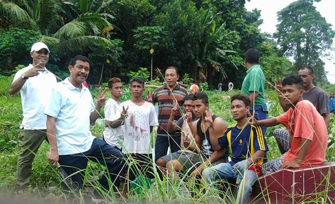 Ambon, Malukupost.com - Tidak hanya melakukan kampanye dialogis bersama warga, pasangan calon walikota dan wakil walikota Kota Ambon, Paulus Kastanya dan M A S Latuconsina (PANTAS) terus meningkatkan wujud kerja nyata program Pro Rakyat. Dengan menggelar bakti sosial bersama relawan PANTAS dan masyarakat Mangga Dua, di lokasi Pekuburan Muslim. Calon Walikota, Paulus Kastanya setibanya di lokasi pekuburan, Sabtu (14/1) pagi terlihat begitu bersemangat untuk melakukan aksi bersih-bersih. Tidak hanya dirinya, seluruh anggota-anggota partai pengusung dan tim pemenang yang berkesempatan hadir, tidak mau ketinggalan untuk bersama-sama membersihkan lokasi pekuburan tersebut.