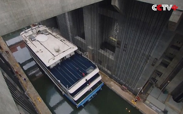 perierga.gr - Το μεγαλύτερο ασανσέρ στην Κίνα... σηκώνει πλοία!