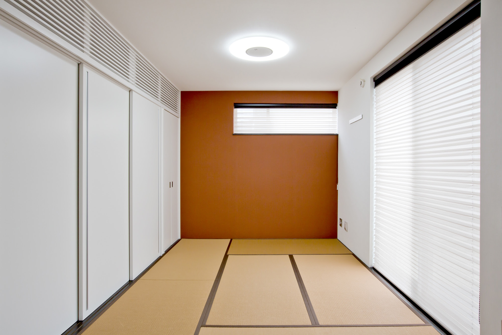 白い引き戸 壁 天井が 朱色の壁をより鮮やかに見せる和室 Fevecasa フェブカーサ