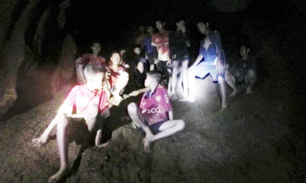 รองปธ.ทีมหมูป่า เคารพศพฮีโร่ถ้ำหลวง เผยสิ่งที่ 13 ชีวิตจะทำให้ ‘จ่าแซม’ หลังออกจากถ้ำ!?