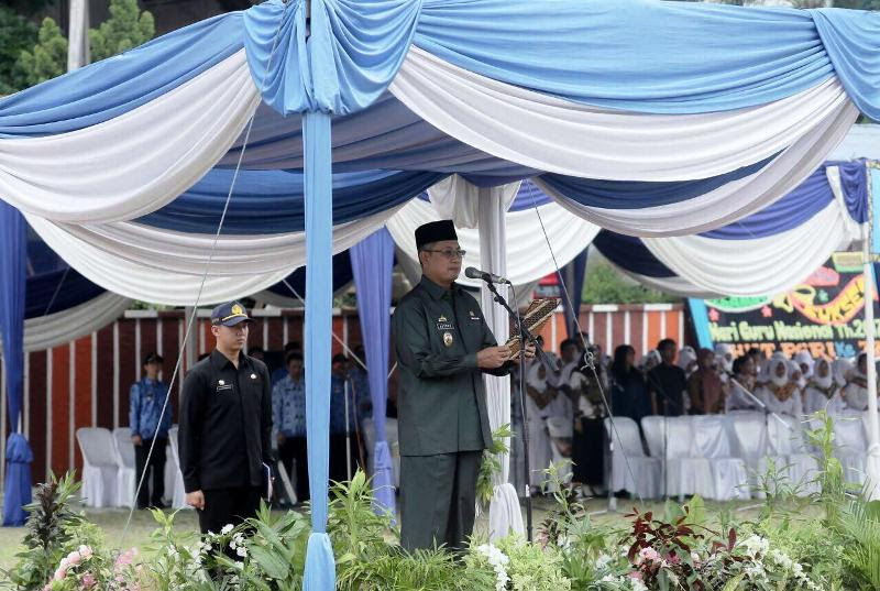 Gubernur Ridho Bagikan Baju Batik untuk 26 Ribu Guru SMA Gubernur Ridho Bagikan Baju Batik untuk 26 Ribu Guru SMA