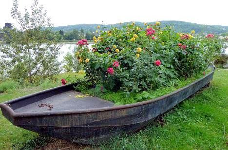 Old boat flower planter | For the Home | Pinterest