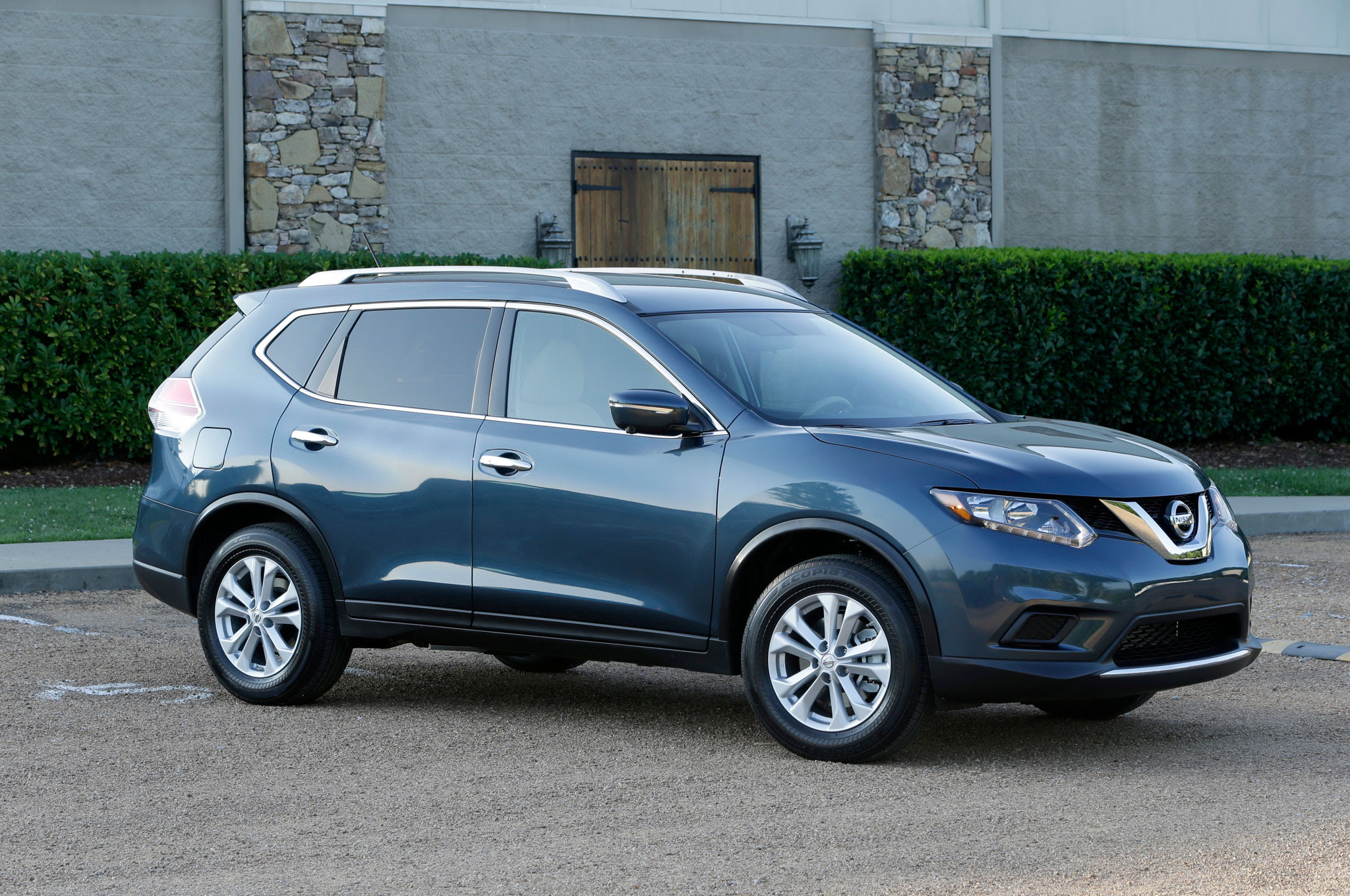 2016-Nissan-Rogue-front-three-quarter