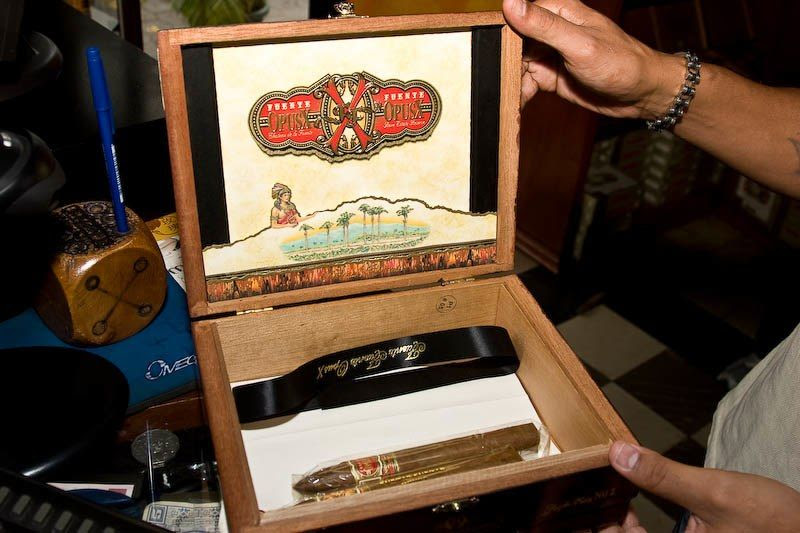 Также нам показали имеющийся в магазине ассортимент. Вот, например, очень ценящаяся среди знатоков Arturo Fuente Opus X.