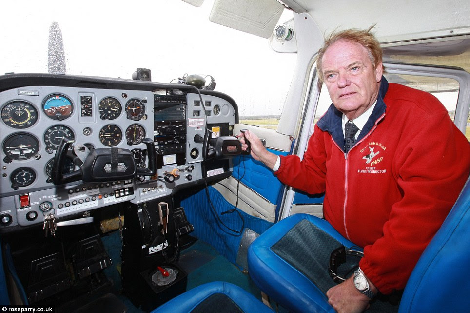 Roy Murray sedang memberikan petunjuk langkah demi langkah mengemudikan pesawat kepada John Wildey melalui ruang kokpit pesawat di darat. 