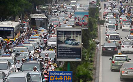 Suasana lalu lintas Hanoi yang padat saat jam berangkat kerja. 