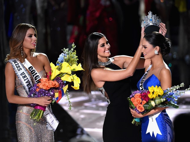 Coroa é passada para filipina enquanto colombiana ainda ostentava faixa no peito (Foto: Ethan Miller/GETTY IMAGES NORTH AMERICA/AFP)