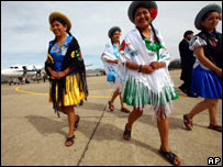 Mujeres en ropas tradicionales aguardan a los presidentes en Tarija