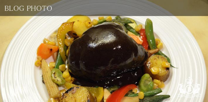 フォアグラとキノコを詰めたウザギもも肉のクレピネット包み焼き シヴェソース Dining Advances Development Inc