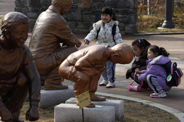 Parque reúne várias estátuas que mostram adultos e crianças defecando. (Foto: Kim Hong-ji/Reuters)