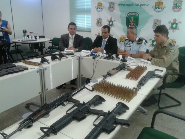 Entre as armas apreendidas estão duas AK-47: "armamento de guerra" (Foto: André Alencar/TV Verdes Mares)
